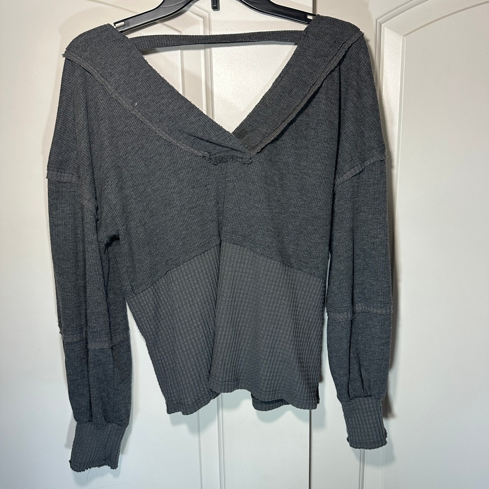 BKE Pieced Waffle Knit Top Womens S Gray Surplice V-Neck Balloon Sleeve Raw Edge - Picture 4 of 5
